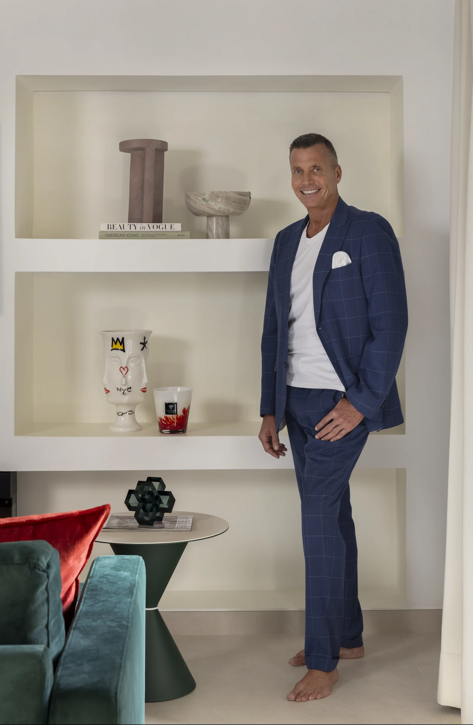 Angel Diez, CEO y cofundador de The Seduction, en un salón diseñado por el estudio