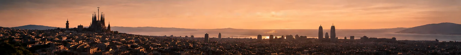 Barcelona al atardecer, con la Sagrada Família y el mar