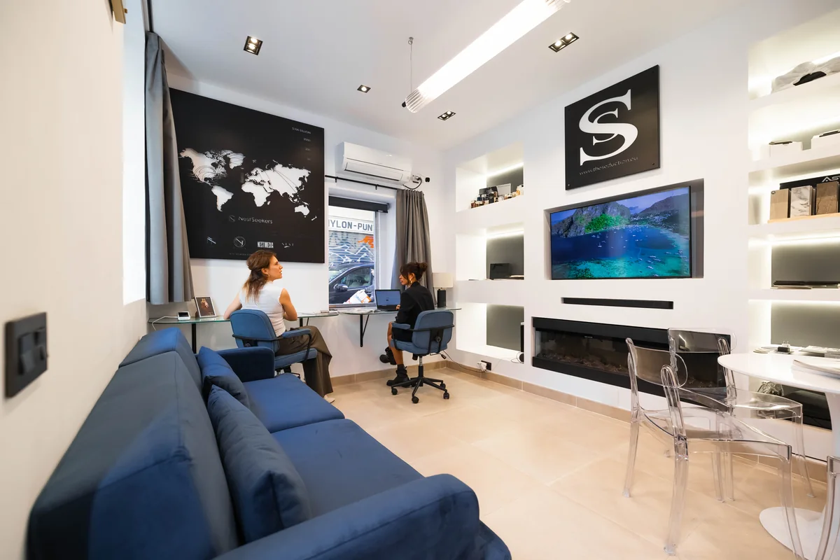 Estudio de The Seduction en Barcelona, con el mapa de proyectos en la pared y el logotipo SS