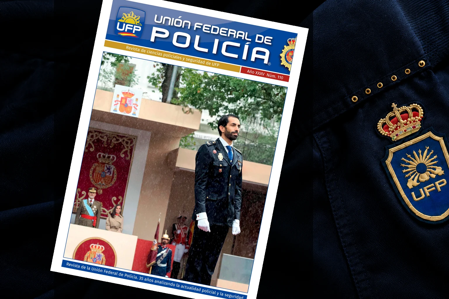 Revista de la Unión Federal de Policía sobre un uniforme policial