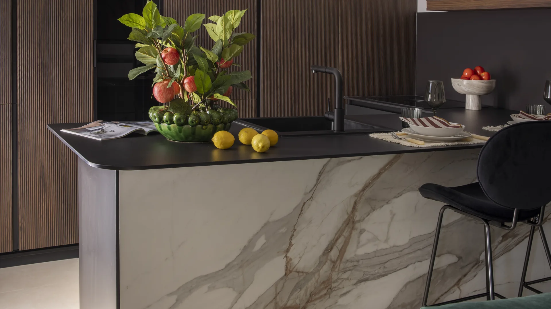 Cocina con isla de mármol y armarios de nogal